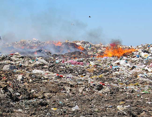 שריפת פסולת פלסטיק בשטח פתוח בתוך מטמנה